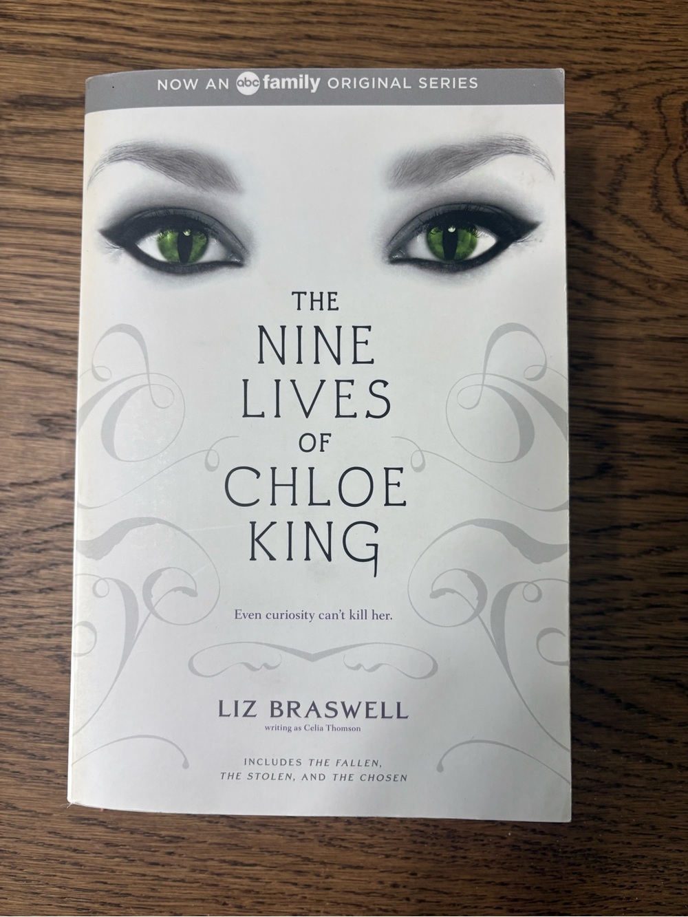 The Nine Lives of Chloe King by Liz Braswell — White Cover with Green Eyes